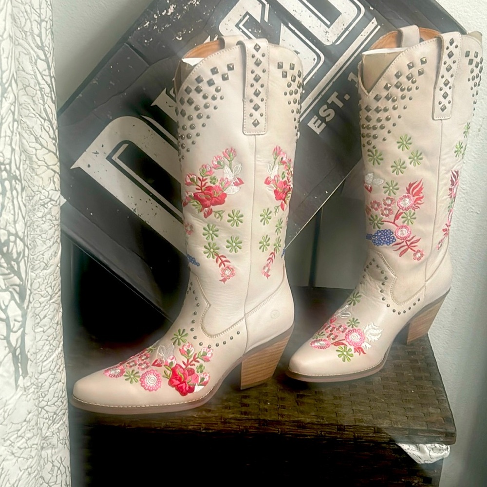 Dingo  cow. Knee high cow boy boots